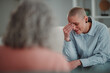 © Zamrznuti tonovi - Young woman crying during therapy session with counselor
