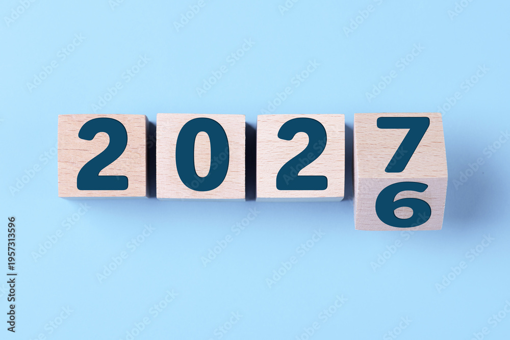 Stock-Foto „2027 Happy New Year. Wooden cube block change from 2026 to ...