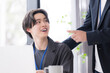 © kapinon - 会社の仕事中に上司に励まされる新卒などの新入社員の爽やかなイメージ　その調子！仕事頑張ってね！OJTで先輩に指導を受ける若手社員の成長と教育のビジネスシーン