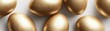 © Olga Ко - Goldene Eier auf weißem Hintergrund. Horizontales Banner für Ostern, Finanzen, Investition oder Luxus Konzept