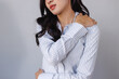 © crizzystudio - Young woman suffering from shoulder and neck pain