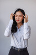 © crizzystudio - Young woman suffering from headache, feeling pain and stress