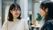 © mei - 対話する女性同士 1対1のコミュニケーションとフィードバックを表現したビジネスシーン
