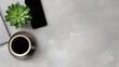 © daiji-Stock - デスク上のコーヒーカップ、多肉植物、スマートフォンのフラットレイ、ミニマルなワークスペースと広いコピースペース - リモートワーク、ブログ、ビジネスの背景素材に