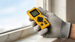 © 征 魏 - Hand holding yellow measuring device near window