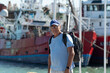 © Patricia Molaioli - Medio cuerpo hombre mayor relajado y contento con paisaje naval de fondo con desenfoque