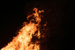 © mpix-foto - Lodernde Flammen mit Funkenflug bei Nacht vor schwarzem Hintergrund
