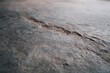 © pham - 自然の風景上のひび割れた石の表面の眺め