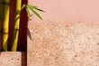 © pham - 屋外環境の質感のある壁の近くの竹植物