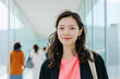 © SHIHO - 日本人, 女性, 20代, ビジネスウーマン, オフィス, キャリアウーマン, 新入社員, 若手社員, ビジネス, 会社員, 採用, 求人, 転職, 笑顔, 自信, 信頼感, ポートレート, ジャケット, ネイビー, ガラス張り, モダン, 廊下, 明るい, 自然光, 爽やか, 清潔感, 働く女性, キャリア, 活気, シルエット, 背景, 企業, コピースペース, 広告素材, 黒髪, ロングヘア