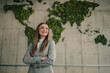 © Zamrznuti tonovi - Businesswoman looking forward to sustainability and green corporate environmental responsibility