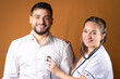 © Javier - Doctora examinando la frecuencia cardíaca de un paciente relajado y sonriente. Concepto de prevención y asistencia médica
