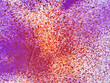 © Gabrieuskal - Fondo abstracto con densas salpicaduras de pintura en tonos morado y naranja sobre blanco