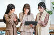 © buritora - Businesswomen using tablets during meetings and discussions (reviews, failures, low ratings, word-of-mouth)