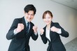 © DESIGN ARTS - ガッツポーズをする男女のビジネスパーソン