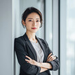 © 友基 猪上 - Confident Japanese businesswoman portrait with arms crossed in modern office, professional corporate concept