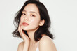© SHIHO - 美容, 女性, スキンケア, 化粧品, ビューティー, 若い女性, 美肌, 日本人, アジア人, フェイシャル, メイク, 美容液, 保湿, クリーム, エイジングケア, 美容医療, エステ, 美容クリニック, 肌ケア, ナチュラルメイク, 透明感, ツヤ肌, モデル, 笑顔, ポートレート, クローズアップ, リラックス, 癒し, 健康的, 美白, コラーゲン, ヒアルロン酸, アンチエイジング