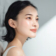 © Designer's Stockroom - ツヤとうるおいのある肌の女性の美容ポートレート　透明感のある背景