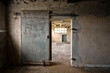 © Dominique VERNIER - Intérieur d'un vieil hangar en béton, porte coulissante