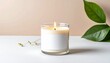 © David Andres - Mockup de una vela doméstica encendida sobre fondo neutro, iluminación suave, estilo minimalista, espacio en blanco para diseño personalizado
