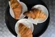 © picture10 - croissant fresco al forno su vassoio