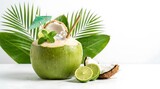 Kelapa muda segar dan jeruk nipis dengan suasana tropis dan daun palma sebagai latar belakang untuk minuman menyegarkan alami