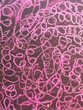 © Gabrieuskal - Fondo de garabatos circulares en color rosa sobre base oscura