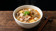 © tennen - 湯気が立つ温かい豚汁のクローズアップ。具沢山の日本の家庭料理