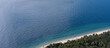 © rai - 山から眺める美しい青い海と海岸線