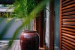 © pham - 窓際の植物の隣の木製デッキの鍋