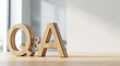 © Blue Studio - Q&A（質問と回答）を表す文字オブジェクト、右側にコピースペースのあるシンプルなビジネスイメージ