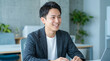 © Blue Studio - スタートアップ企業・ベンチャー企業の男性スタッフ オフィスでミーティング