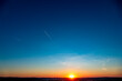 © focus finder - Kondensstreifen am Himmel bei Sonnenuntergang
