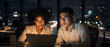 © Maxime - Homme et femme d'affaires travaillant sur un ordinateur portable au bureau la nuit