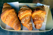 © picture10 - croissant fresco al forno su vassoio