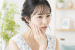 © maaagram - 頬を押さえて歯痛に悩む若い日本人女性 虫歯 歯科 悩み 健康トラブル 室内 Generative AI