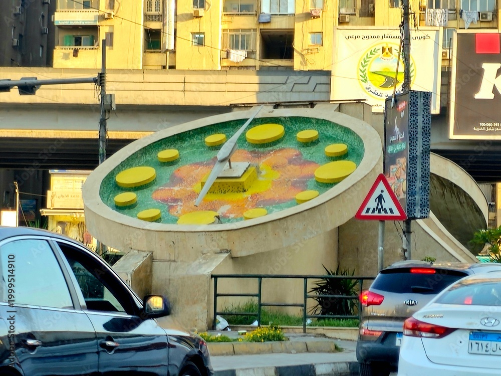 Foto Cairo, Egypt, April 22 2026: the landmark clock sculpture located ...