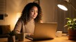 © Frame Stocks - A woman working on her laptop in the evening under a lamp light. A cozy and focused atmosphere is created by the warm glow of the lamp and the presence of a houseplant