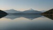 © EBG Stock Studio - Lago tranquilo con reflejo de montañas nevadas al amanecer en paisaje natural sereno y minimalista
