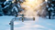 © Megin Design - 雪景色の中で蒸気を噴き出す金属パイプと青いバルブ。冬の屋外設備と熱エネルギー。