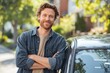 © Ольга Лукьяненко - Smiling man leaning against his new car