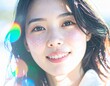 © uumm - 笑顔の女性、光の中