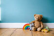 © YUTO PHOTOGRAPHER - 青い壁の子供部屋に並ぶぬいぐるみと玩具