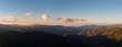 © Fagner Martins - Vista panorâmica das montanhas da Serra da Mantiqueira ao entardecer, com a luz do sol refletindo suavemente sobre o relevo e formando uma paisagem tranquila e impressionante.
