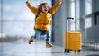 © Jibber  - Kind springt voller Freude neben einem gelben Koffer am Flughafen vor dem Urlaub