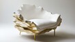© Megin Design - 金色のテクスチャと白い座面を持つ抽象的なアームチェア。有機的な形状の現代的な彫刻家具。スタジオ撮影