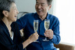 © arc image gallery - シャンパンで乾杯する日本人シニア夫婦
