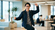 © Y Creative Stock - スタートアップ企業で働く達成感に満ちた笑顔の男性ビジネスパーソン