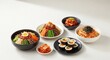 © Heini - 美味しそうな韓国料理の豊かな盛り合わせ 上からの眺め