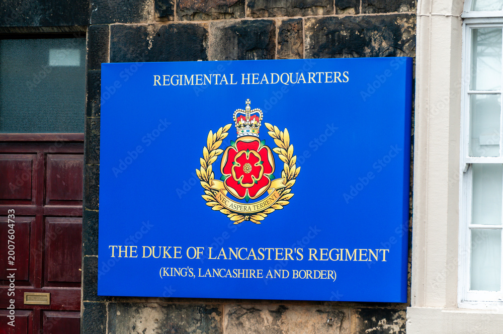 Foto An official regimental sign and crest at the entrance to the Duke ...